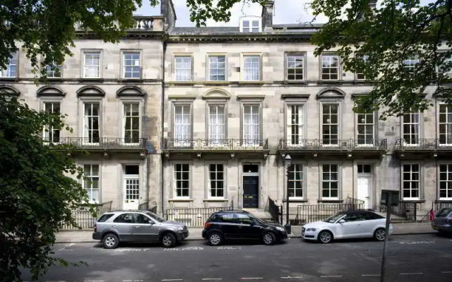 10 Clarendon Crescent