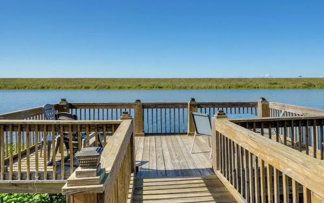 Lake Okeechobee Dockside Cabin w/ Pool Access