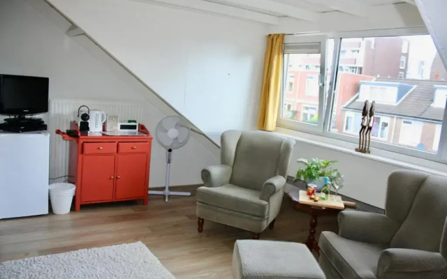 Private top floor, 150 m from the beach!