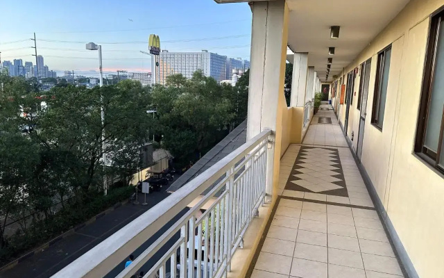 East Ortigas Mansions by MA