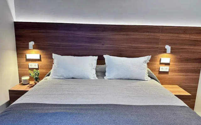 Edmond Vibes Almagro Suites