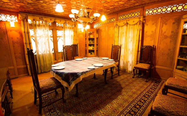 Kharpalace Group of House Boat