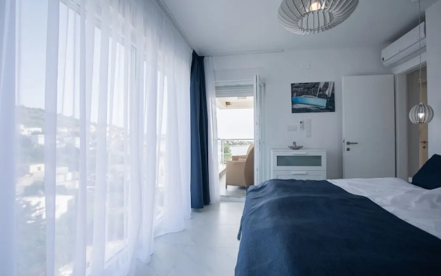 Villa Compass Luxury in a natural bay