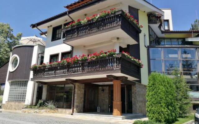 Отель Park Hotel Izvorite Болгария, Сливен - отзывы, цены и фото номеров - забронировать отель Park Hotel Izvorite онлайн вид на фасад
