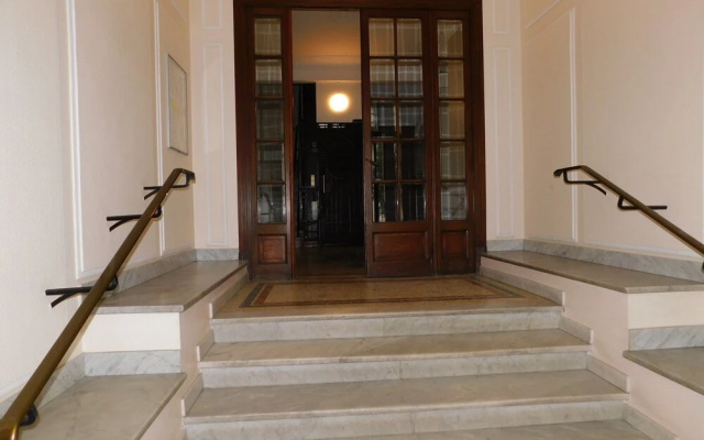 Palais Wilson, T1 standing centre Juan les Pins