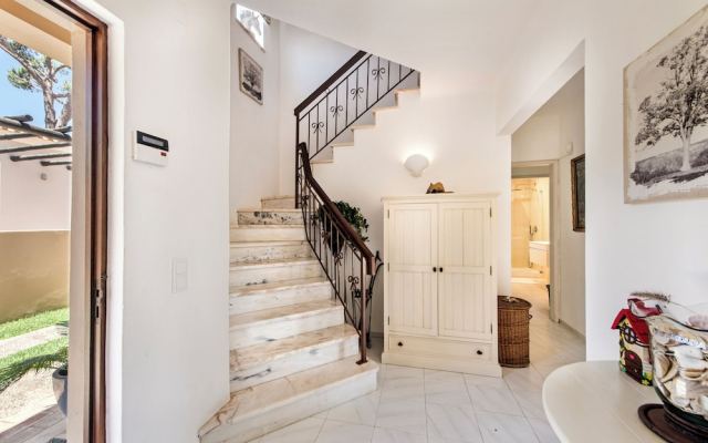4 Bedrooms Private Pool Close To All Amenities