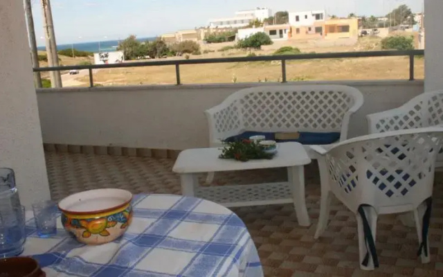 Sulla riva di Torre San Giovanni