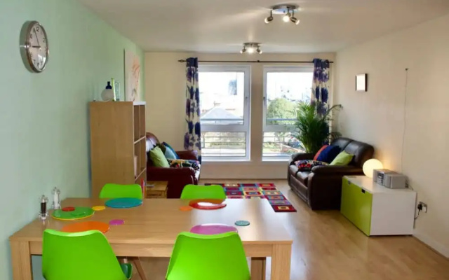 Colourful and Spacious 2 Bedroom Leith Home