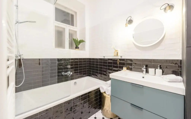 Opera I - 1BR / Sleeps 4 / Netflix + Nespresso (HJ01)
