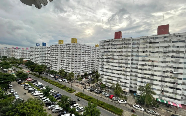 Deluxe at Popular Condo