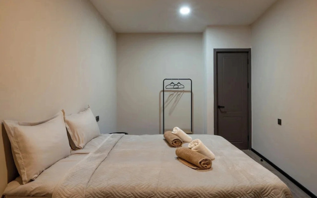 Niabi 4BDR Apartments with billiards