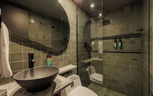 10th Street 3 Bedroom Jacuzzi & Billiard