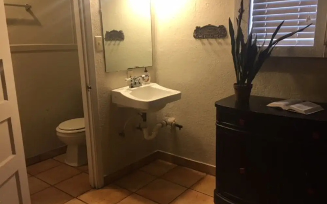 The Historic Leakey Inn