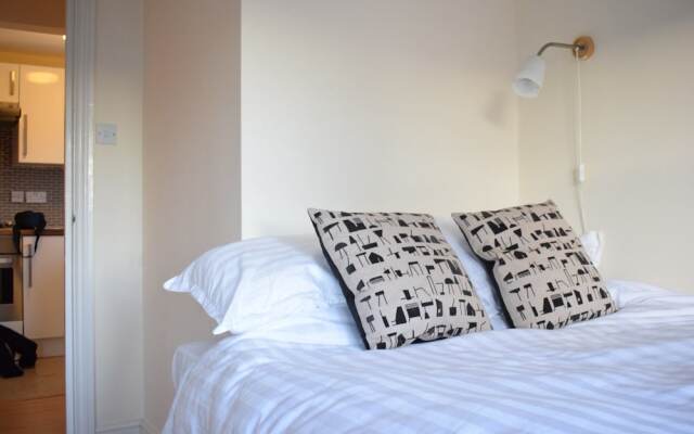 Отель Camden 1 Bedroom Near The Tube Великобритания, Лондон - отзывы, цены и фото номеров - забронировать отель Camden 1 Bedroom Near The Tube онлайн комната для гостей
