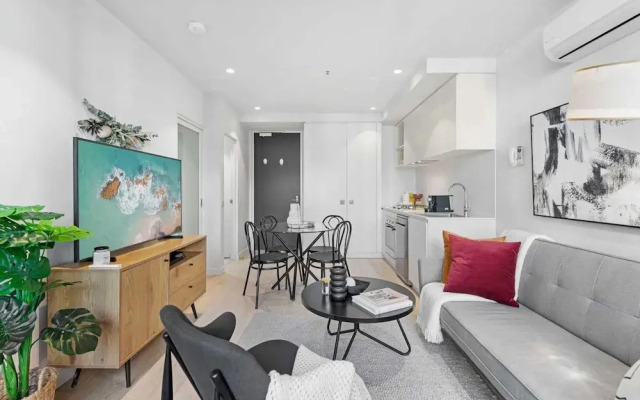 Charming 1-bed Apartment With a Balcony