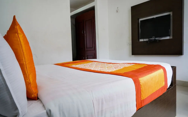 OYO 9932 Hotel Half Moon Residency