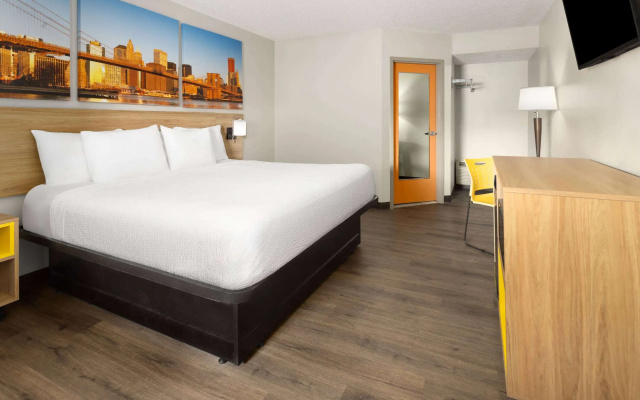Days Inn & Suites by Wyndham Albany