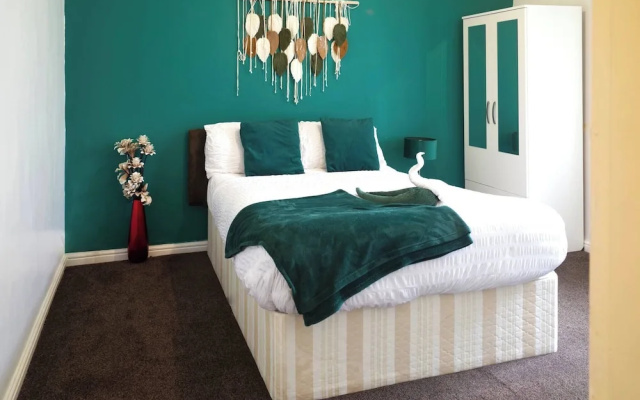 Elegant 5-bedroom Home- Fast Wifi, Free Parking & Netflix