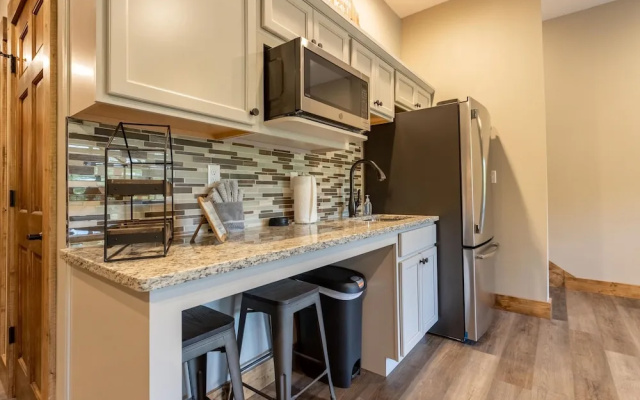 Ozarks Peak - Sleeps 25 7 Bedroom Home by Redawning