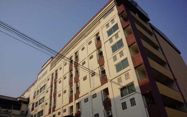Отель Lee's Mark Residence вид на фасад