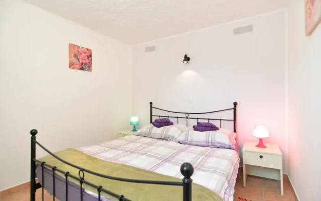 Apartment 669