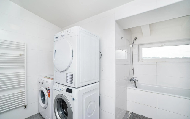 Central, Spacious, Modern 5 Bedrm duplex w/Balcony