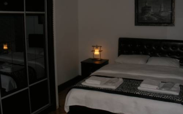 10 Suites Hotel