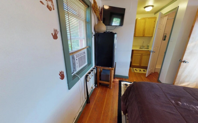 The Cozy Kokopelli Studio Cabin