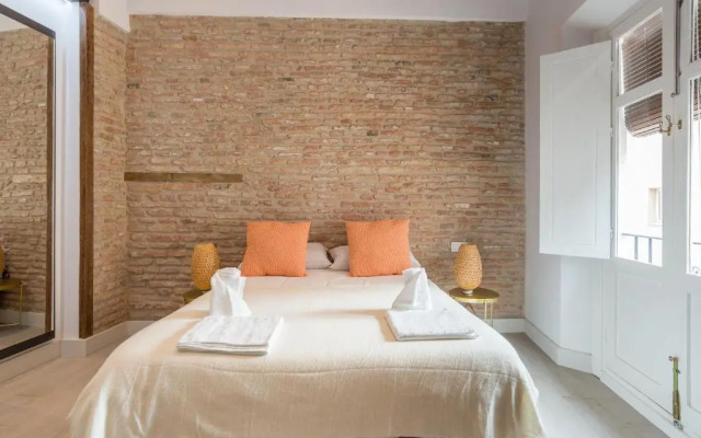 TE2A-El Teatro Brick Wall Suite Prime Location