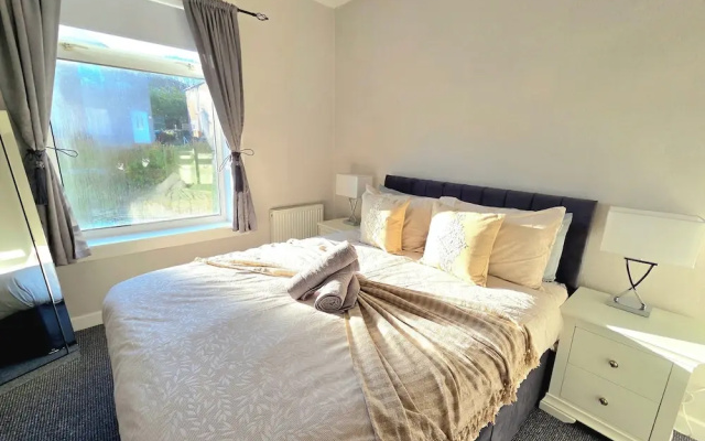 Bright and Cozy Home Near Hampden Park