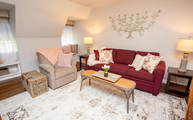 Hummingbird Estate Wine & Suites