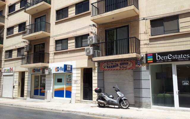 Отель Modern 3 Bedroom Near Balluta Bay Sliema Мальта, Слима - отзывы, цены и фото номеров - забронировать отель Modern 3 Bedroom Near Balluta Bay Sliema онлайн вид на фасад