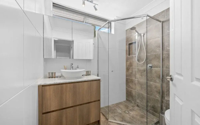 Stylish 4-bed Townhouse With Panoramic Ocean Views