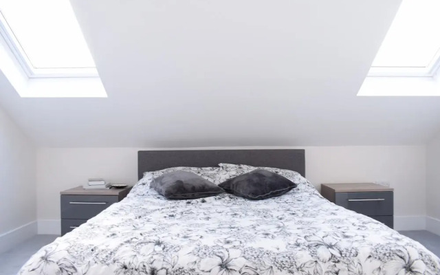 3 Bedroom Garden House in Earlsfield
