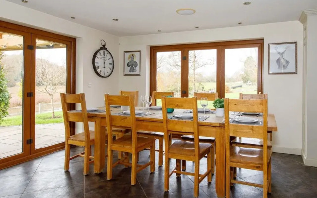 Serene Riverside 6BR Luxury Retreat in Curdridge