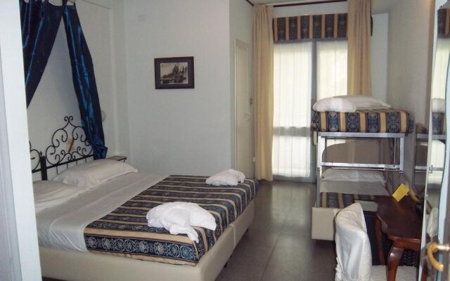 Hotel Corona комната для гостей