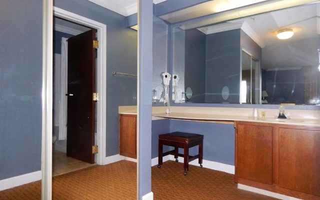 Richmond Suites Hotel