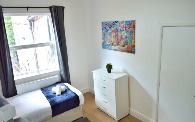 Beautiful Two-bed Apartment With Driveway Parking