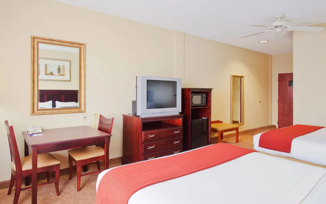 Holiday Inn Express Hotel & Suites Lucedale