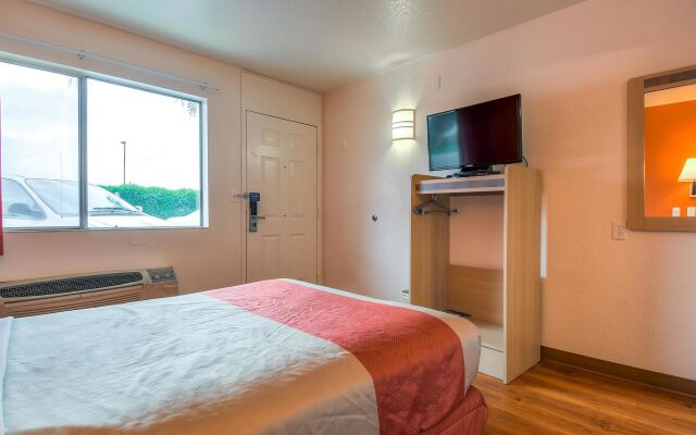Отель Motel 6 Los Angeles - Whittier США, Уитиер - отзывы, цены и фото номеров - забронировать отель Motel 6 Los Angeles - Whittier онлайн комната для гостей