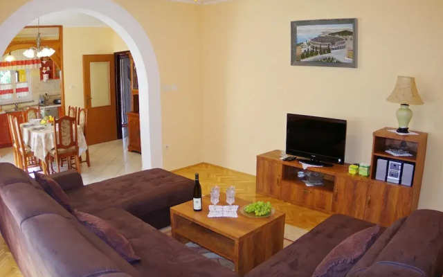 Peaceful Villa in Jursici With Private Pool