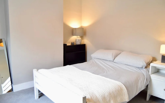 Spacious 3 Bedroom Family Home With Back Garden