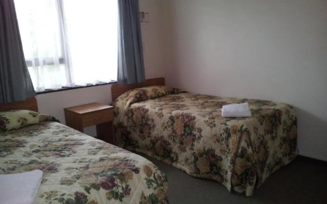 Ace High Motor Inn