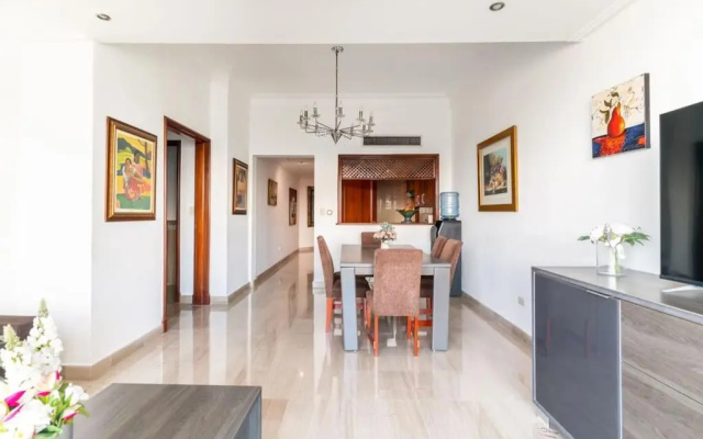 Luxurious 2BDR condo located in Prestigious Tower.