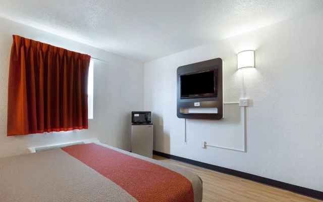 Motel 6 Lincoln, IL