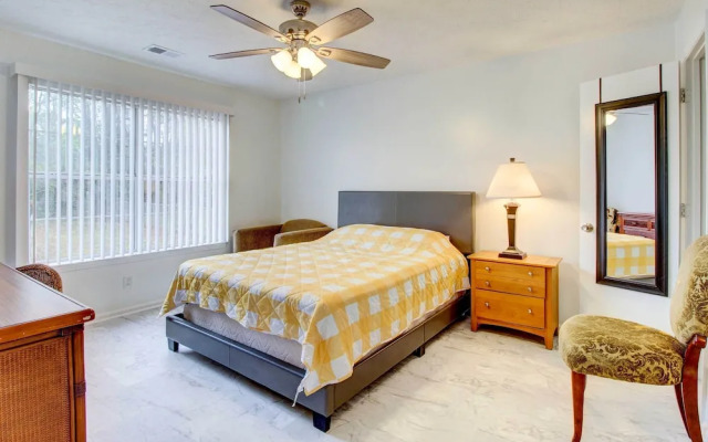 Peaceful Savannah Home - 11 Mi to Beaches!
