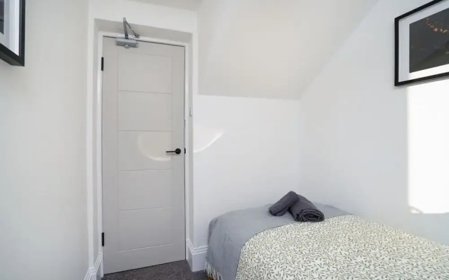 Modern 5 Bed-2 Bath Apartment