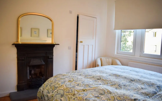 Spacious 3 Bedroom Apartment in Edinburgh