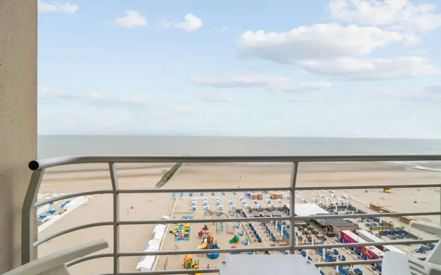 One-bedroom Flat With sea Views and Parking