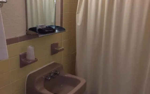 Crystal Sands Motel